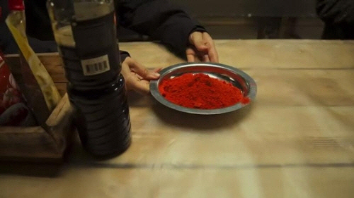 러시아 쿠르스크 북한군 숙소 식당 식탁에 놓인 고춧가루[마리나 김 텔레그램 캡처]